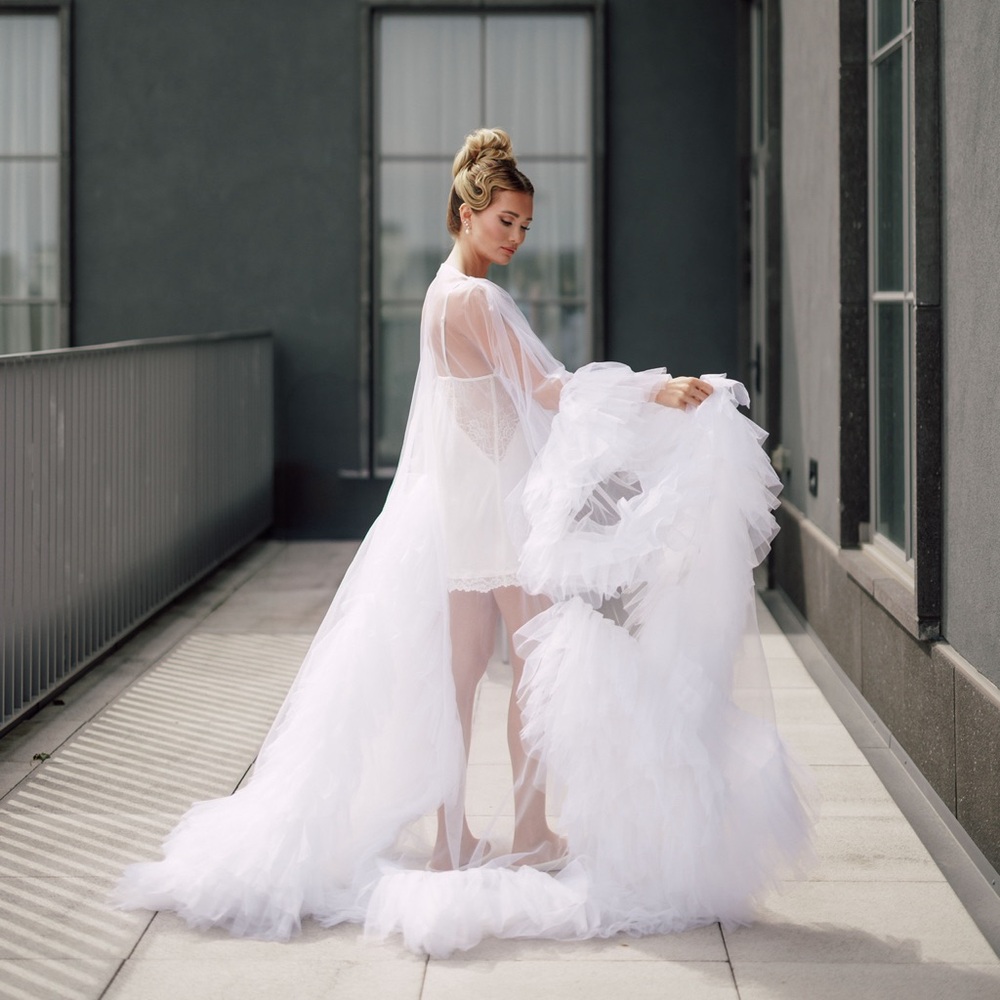 Elegant White Ruffled Robe - Picture 2 of 4